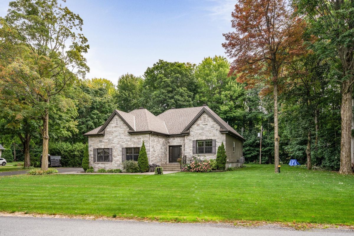 Photograph of the property at 1503 Rue Fox Grove in Saint-Lazare (Sand Castle)