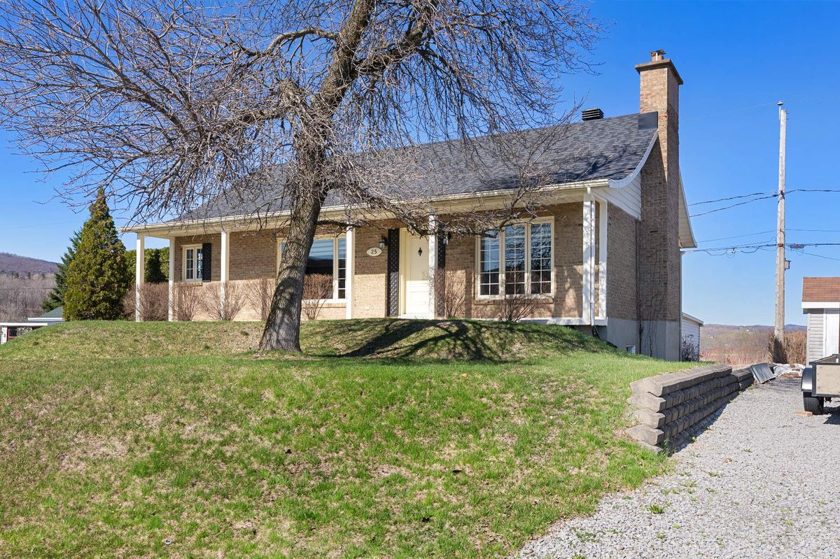 Photograph of the property at 25 Rue Bourque in Château-Richer