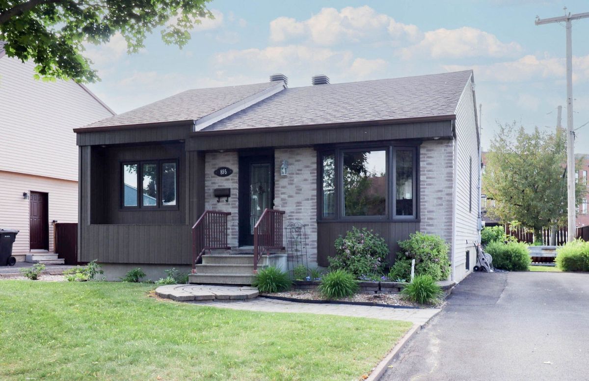 Photograph of the property at 895 Rue Champigny in Boisbriand (Centre)